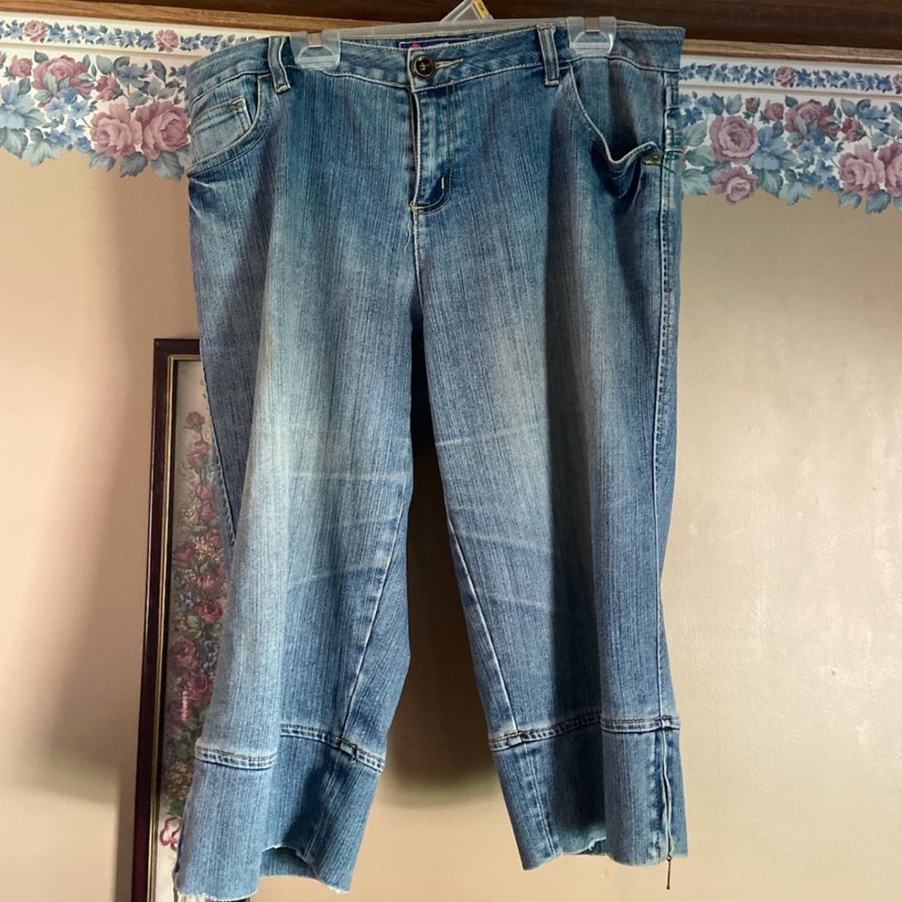 Women’s plus size wak jeans denim capris. Size 16w